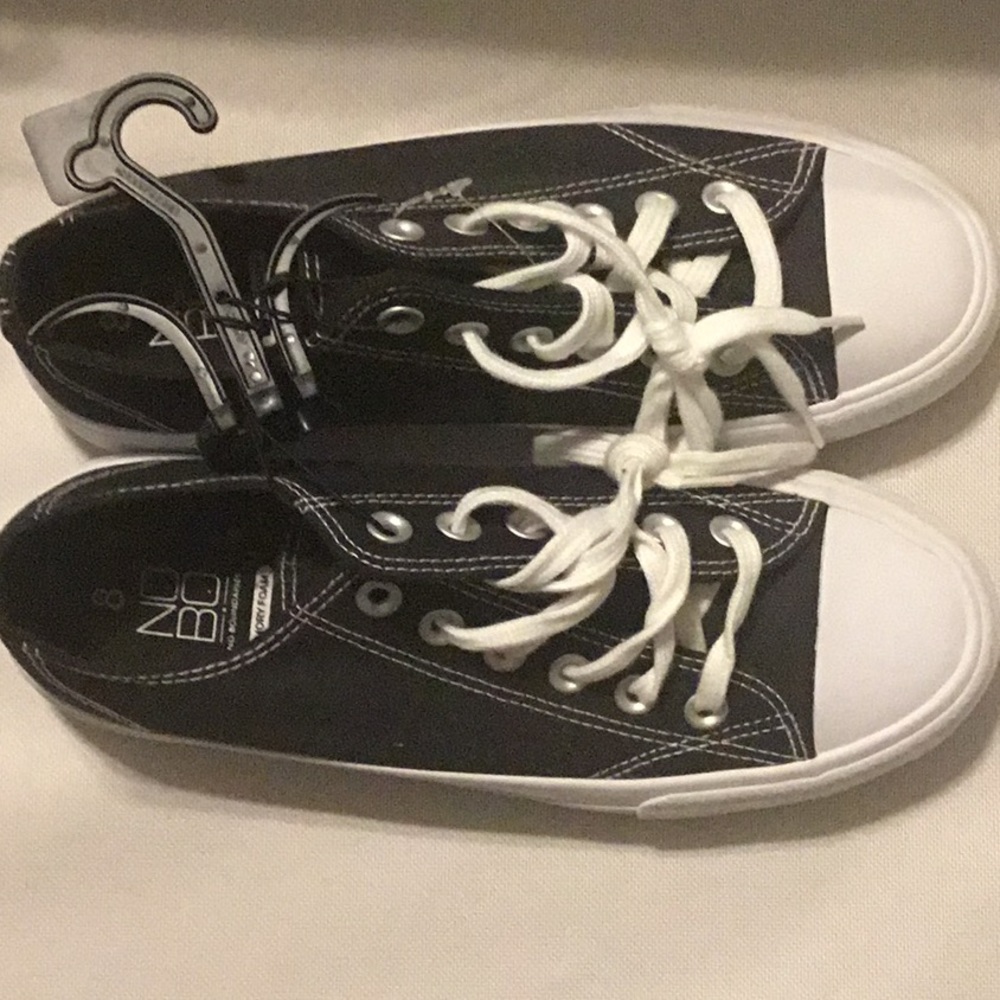 Black and white sneakers - Picture 2 of 3